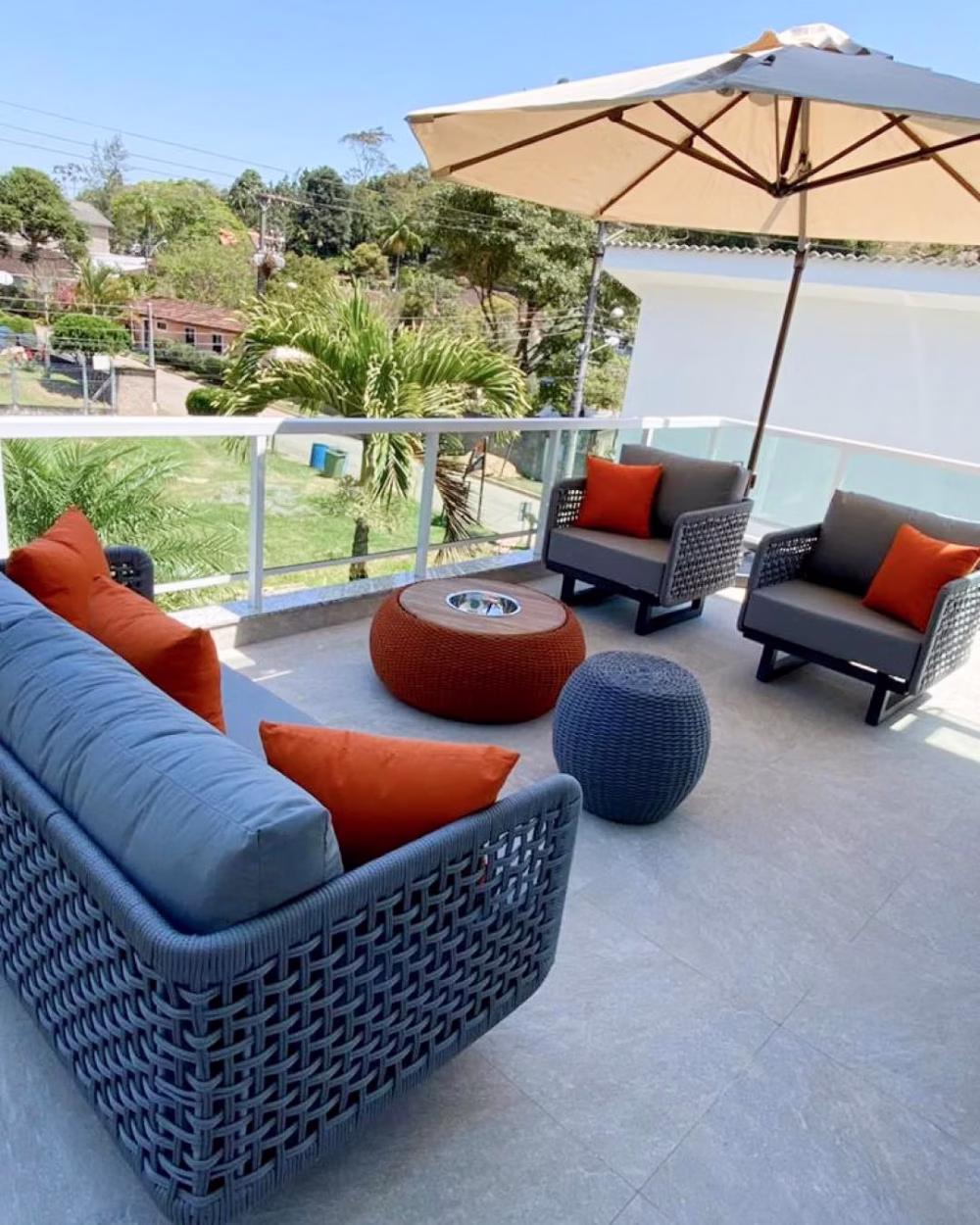 Conjunto Sofá 2 Lugares com 2 Poltronas, Puff e Champanheira Redonda 65cm | Arezzo Decor
