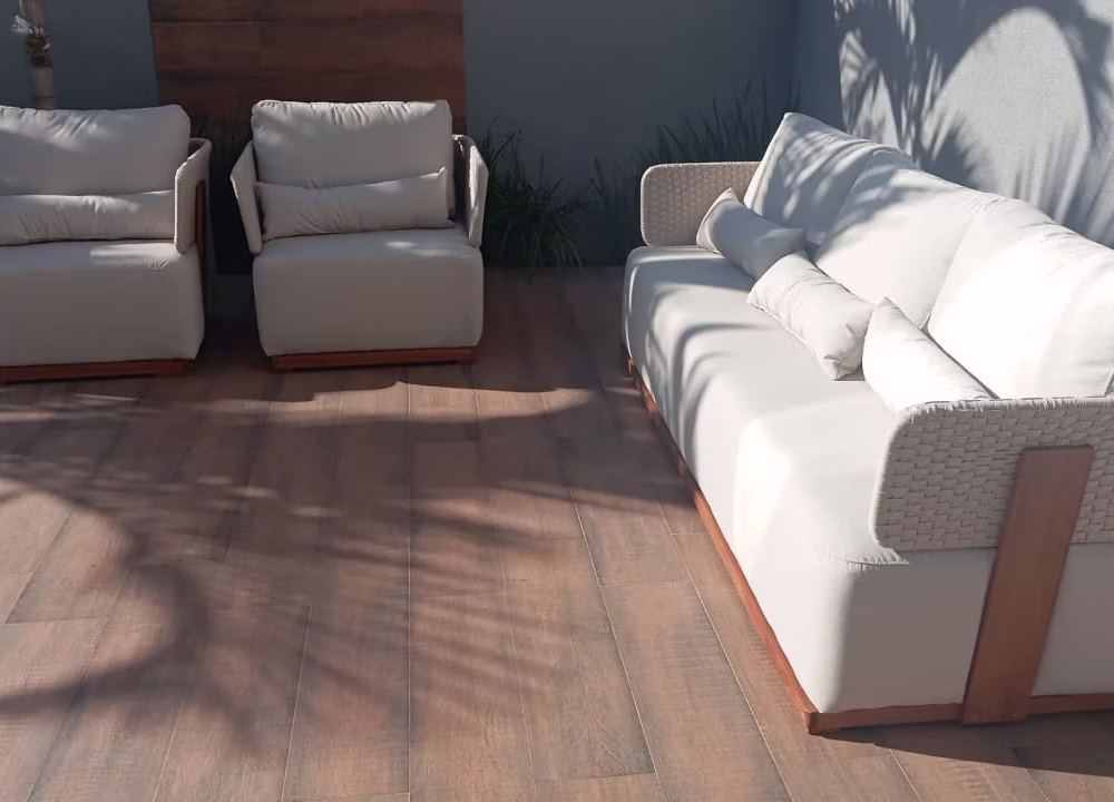 Conjunto Sofá 3 Lugares com 2 Poltronas e Base em Madeira | Arezzo Decor®