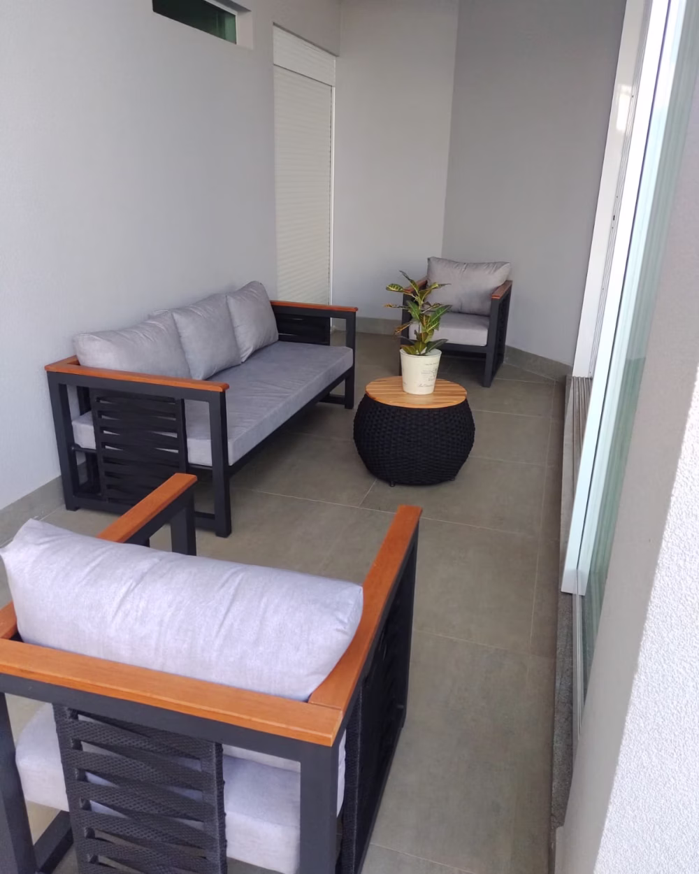 Conjunto Sofá 3 Lugares com 2 Poltronas e Mesa de Centro Redonda 60cm | Arezzo Decor®