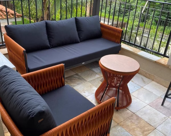 Conjunto Sofá 3 Lugares com Poltrona e Mesa Lateral Redonda 30cm | Arezzo Decor®