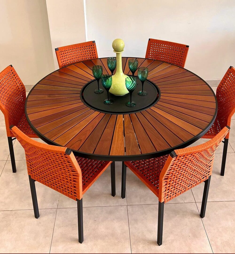 Conjunto Mesa Redonda 1,50m com Tampo em Madeira Cumaru, Prato Giratório e 6 Cadeiras em Corda Náutica | Arezzo Decor®