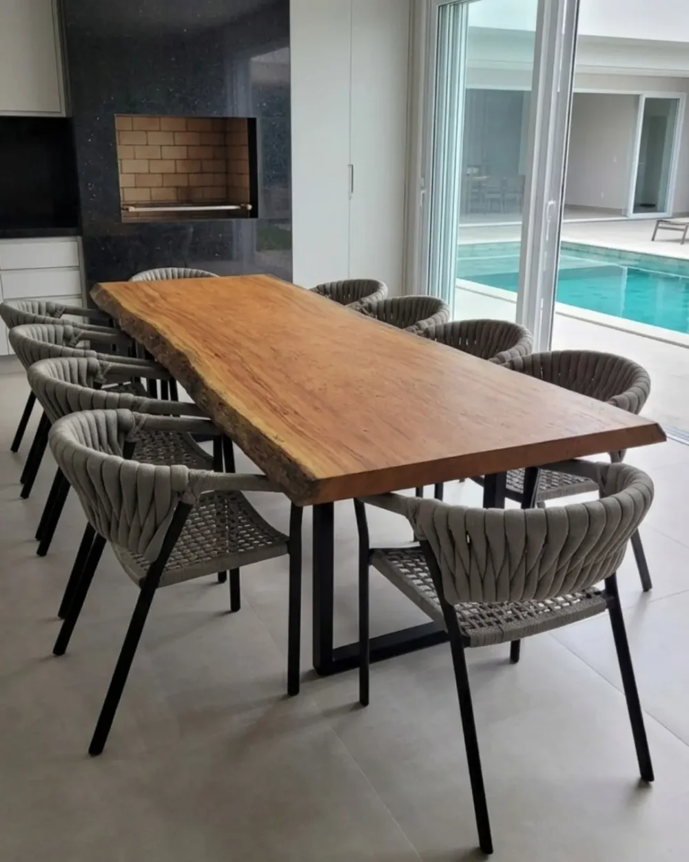 Conjunto Mesa Retangular 2,30 x 1,00m com Borda Orgânica e 10 Cadeiras em Tricô | Arezzo Decor®