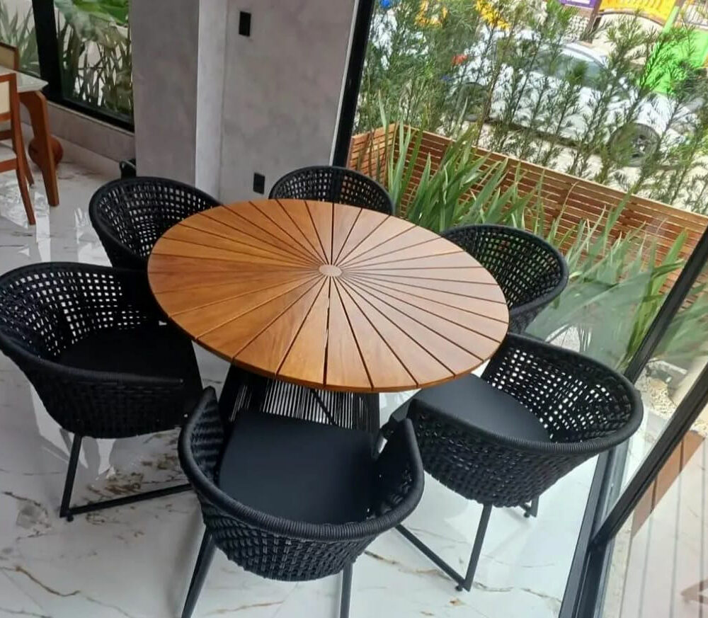 Conjunto Mesa Redonda 1,30m com Tampo de Madeira e 6 Cadeiras em Corda Náutica | Arezzo Decor®