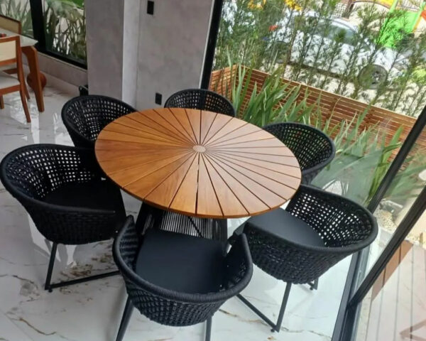 Conjunto Mesa Redonda 1,30m com Tampo de Madeira e 6 Cadeiras em Corda Náutica | Arezzo Decor®