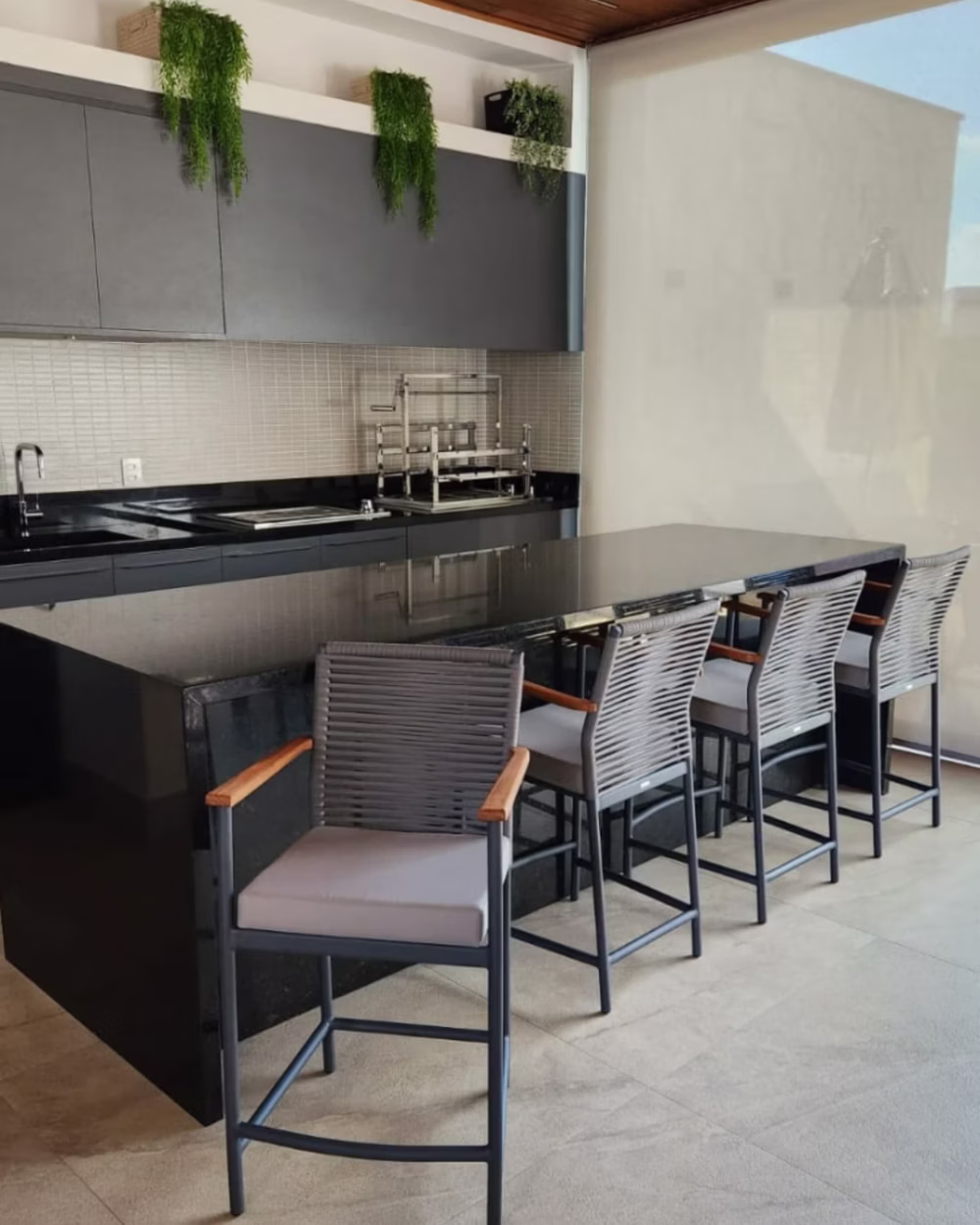 Banqueta Dubai em Alumínio com Corda Náutica e Estofado | Arezzo Decor®
