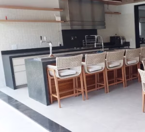 Banqueta Lili com Base de Madeira e Corda Náutica | Arezzo Decor®