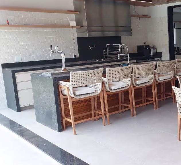 Banqueta Lili com Base de Madeira e Corda Náutica | Arezzo Decor®