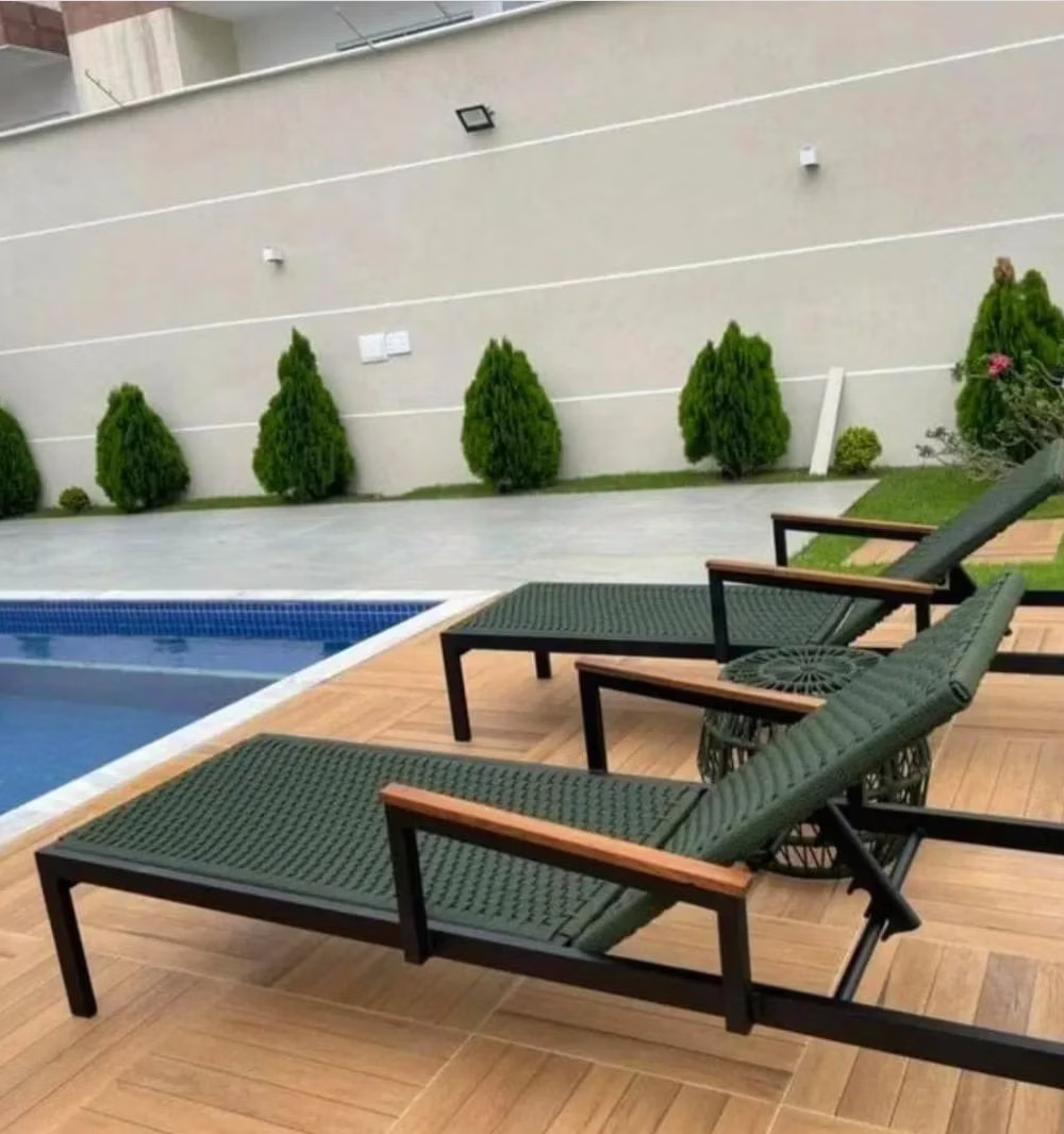 Espreguiçadeira Bali Estrutura de alumínio Pintura eletrostática Braço de madeira Revestida de corda náutica